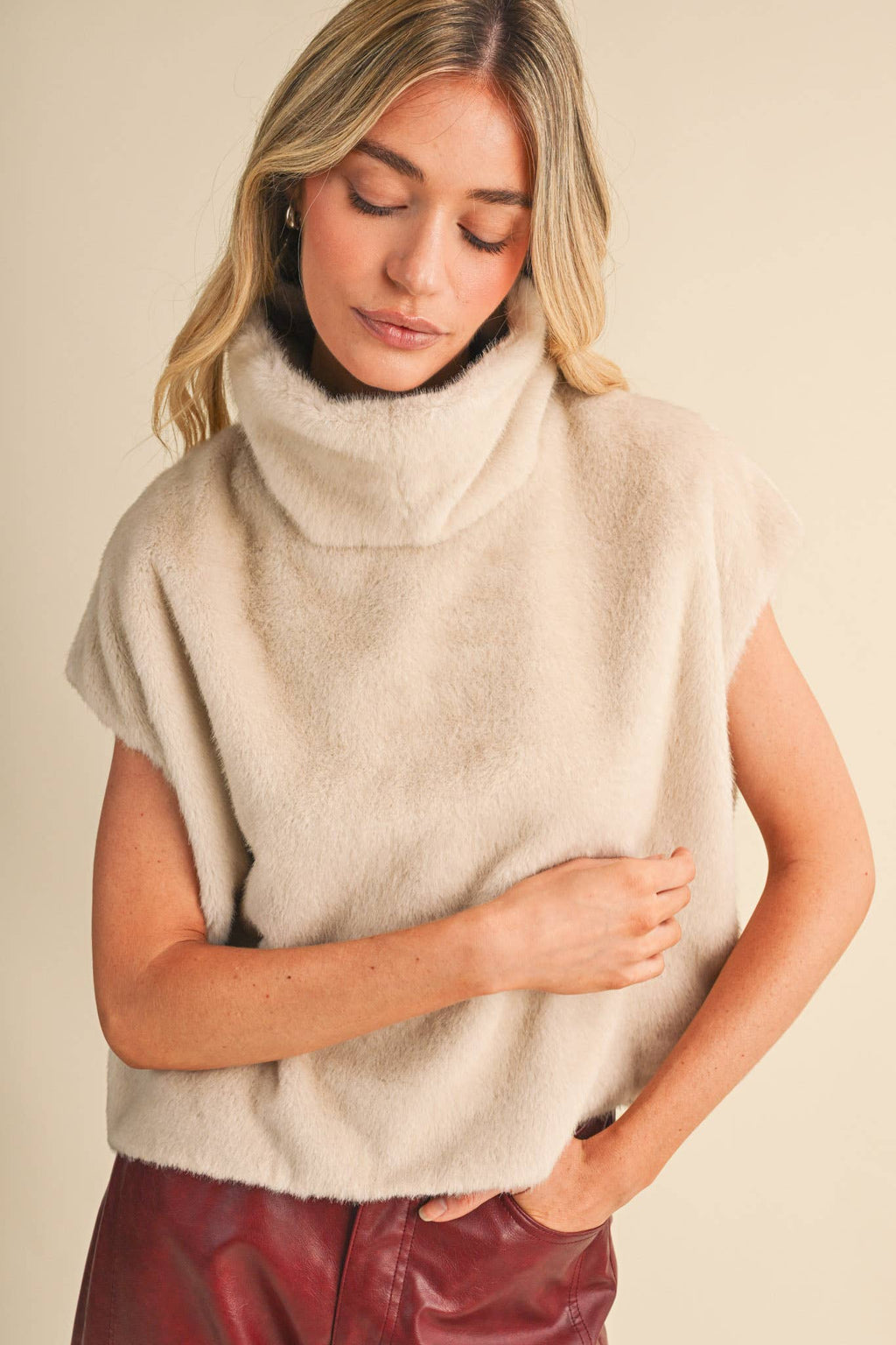&MERCI Faux Fur cap sleeve top