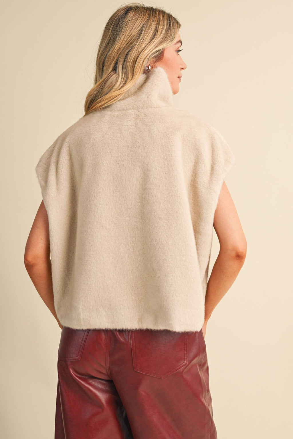 &MERCI Faux Fur cap sleeve top
