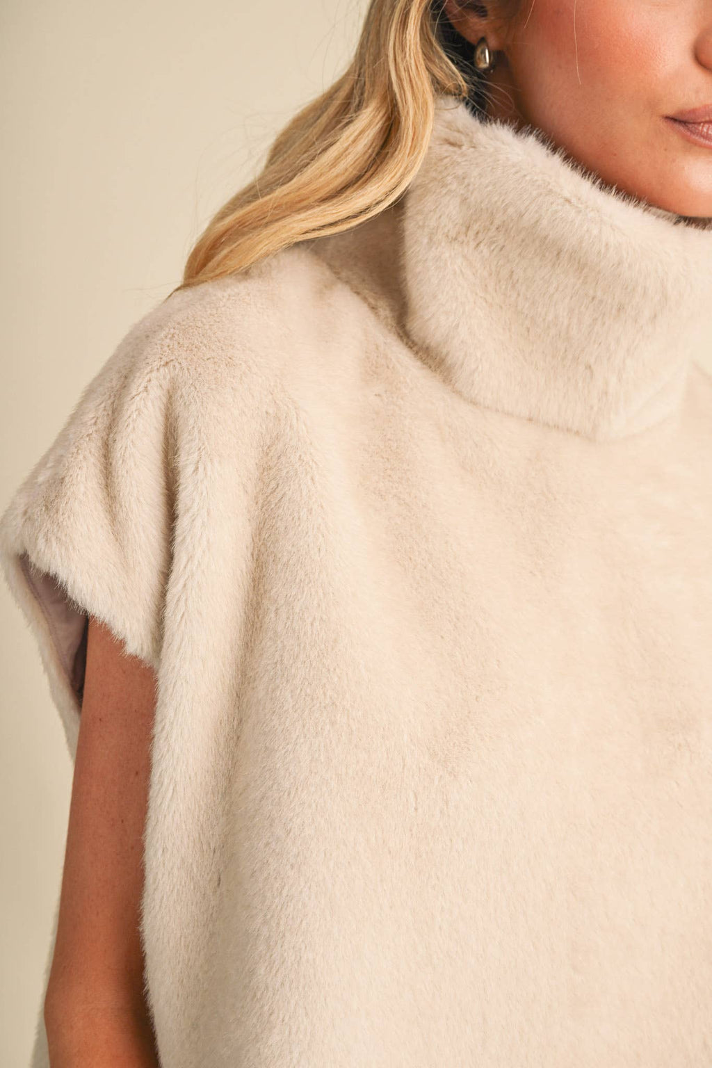 &MERCI Faux Fur cap sleeve top
