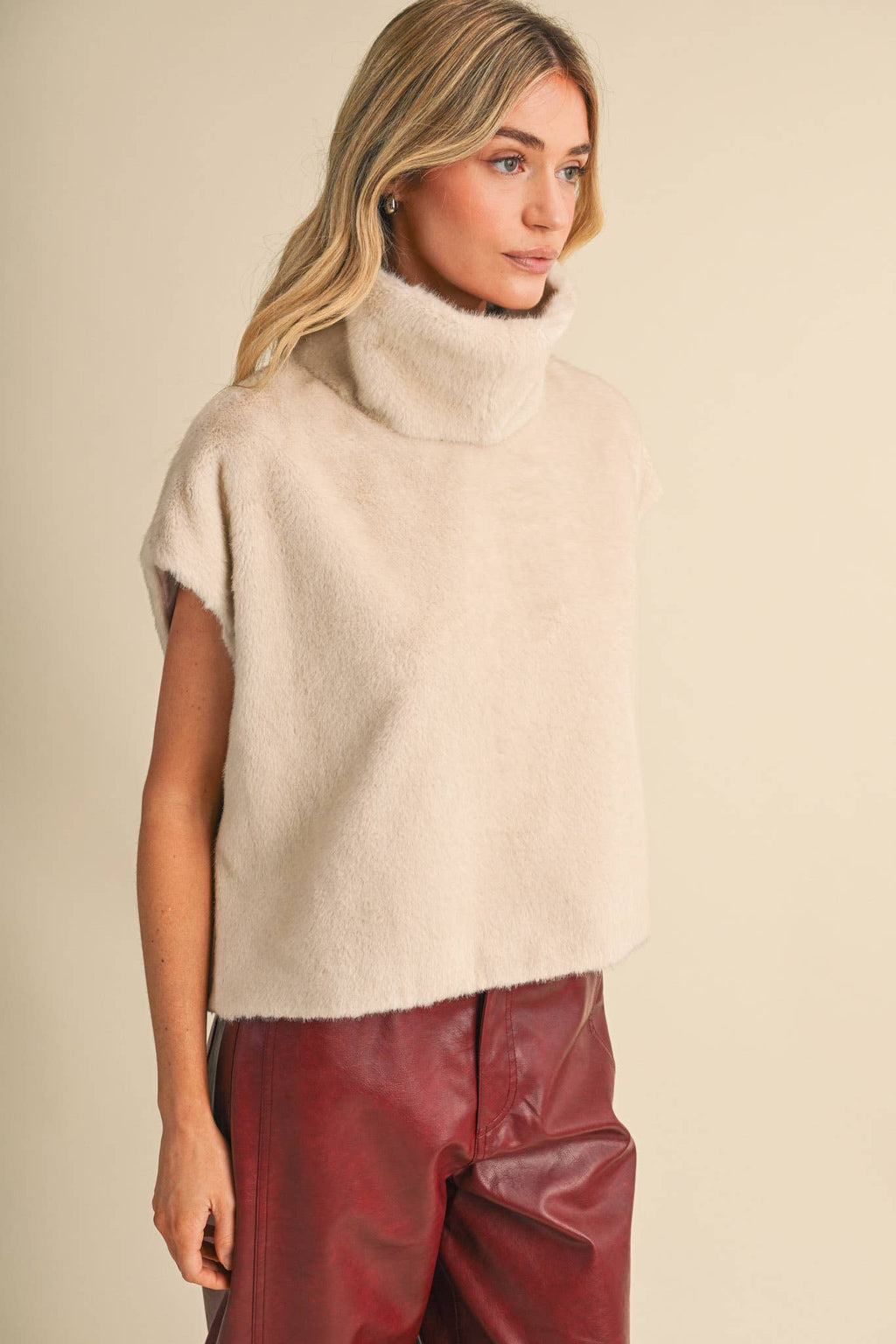 &MERCI Faux Fur cap sleeve top