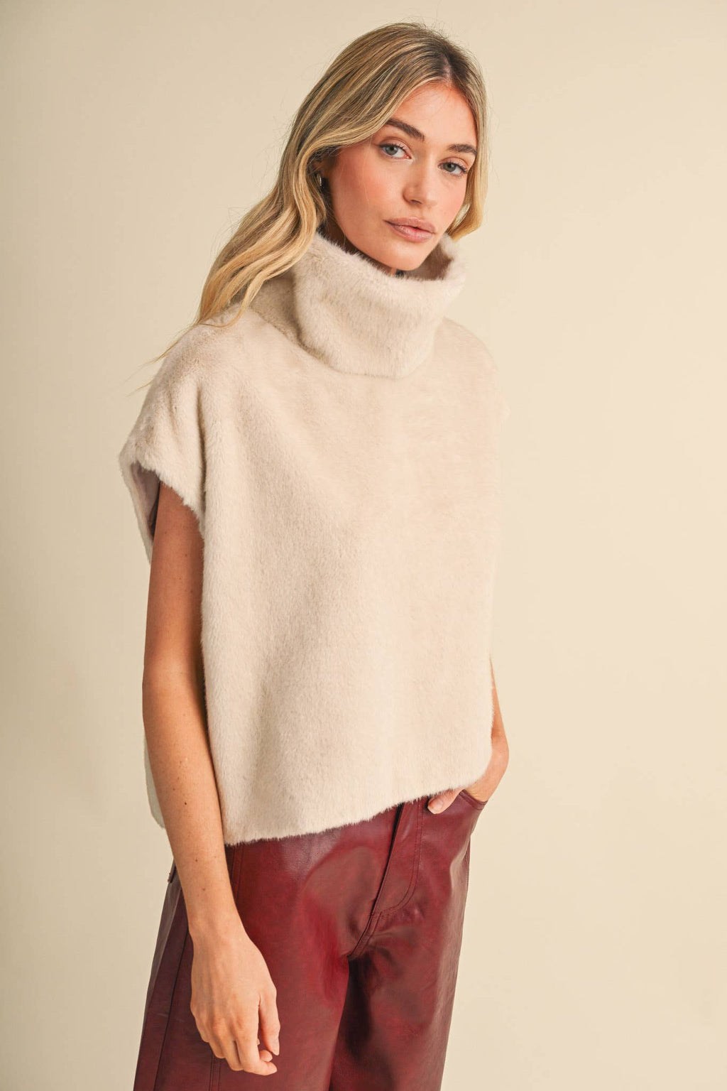 &MERCI Faux Fur cap sleeve top